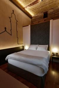 昆卡Casa Firenza Hotel & Suites Boutique的卧室配有一张白色大床