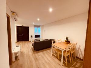 丰沙尔Living Funchal X的客厅配有桌子和沙发