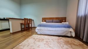 蒙特韦尔迪Boulevard Montreal的一间卧室配有一张大床和地毯。