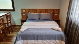 蒙特韦尔迪Boulevard Montreal的一间卧室配有一张带蓝白色床单的大床