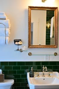 门多西诺Nicholson House at Beaujolais的一间带水槽和镜子的浴室