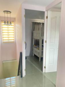 2 Bedroom townhouse in Bacolod City的厨房或小厨房