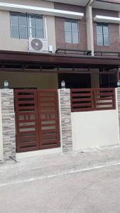 巴科洛德2 Bedroom townhouse in Bacolod City的一座带两扇木门的建筑和一座建筑