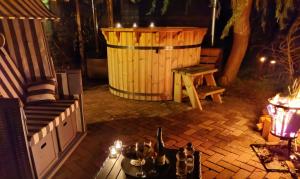 圣特马坦迪克Het baken van Tholen的砖砌庭院顶部的木浴缸