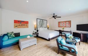 迈考海滩Anantara Mai Khao Phuket Villas的酒店客房,配有床和沙发