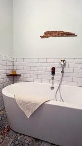 Alto el Monte 2 - AR1414的白色浴室设有白色浴缸及架子