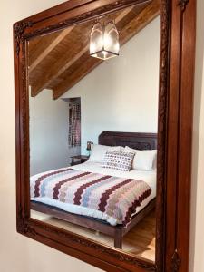 Alto el Monte 2 - AR1414的镜子反射着房间里的一张床