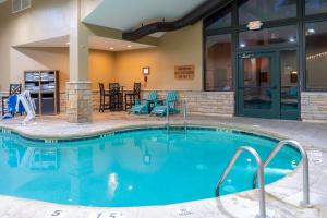 图萨扬格兰德峡谷格兰德酒店的一座配有桌椅的酒店游泳池