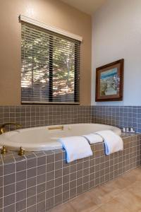 波因特阿里纳瓦尔福马思特旅馆的带浴缸的浴室和窗户