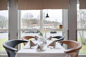 VrigstadBest Western Hotel Vrigstad的一间带桌椅和窗户的用餐室