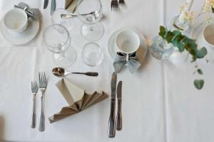 VrigstadBest Western Hotel Vrigstad的白桌,带银器餐具和盘子及叉子
