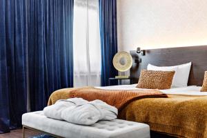 卡尔斯塔德Best Western Hotel Savoy的酒店客房 - 带两张床和毛巾(长凳)