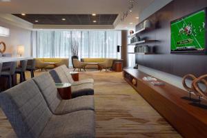 亚特兰大亚特兰大坎伯兰万怡酒店/画廊的客厅配有2张沙发和1台平面电视