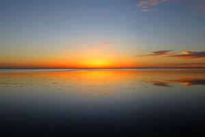 杰尔吉斯DAR OOMI的海滩上的日落与海洋