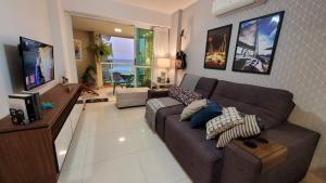 里约热内卢Meu Resort no Recreio - RJ的带沙发和电视的客厅