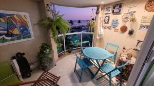 里约热内卢Meu Resort no Recreio - RJ的带阳台的带桌椅的房间