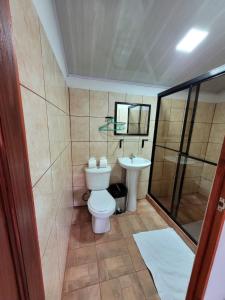 德雷克Osa Corcovado Lodge的一间带卫生间和水槽的浴室