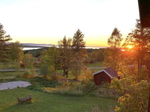 塔尔伯格Holiday home Tällberg II的背景日落的田野长椅