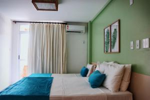巴雷里尼亚斯Grand Lençóis Flat的一间卧室配有一张带蓝色和白色枕头的床