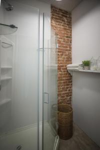 蒙特利尔Le 402的砖墙浴室内的玻璃淋浴间