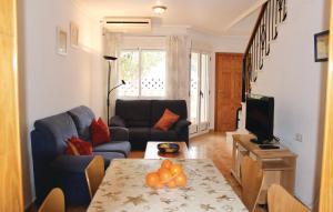 格兰阿利坎特Beautiful Home In Gran Alacant With Wifi的客厅配有沙发和桌子