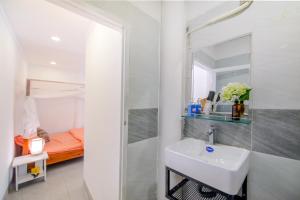 邦美蜀Vườn Pháp 3 Homestay的一间带水槽和镜子的浴室以及一张床