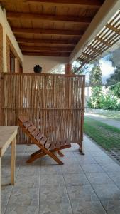 马祖特Casa Aldairis的木制长凳,位于带木屋顶的庭院