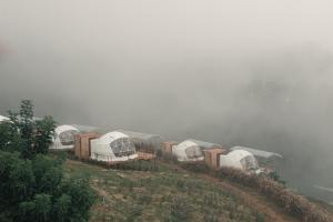 Mon JamDome บ้านสกายพฤกษ์的雾中山丘上的一群圆顶