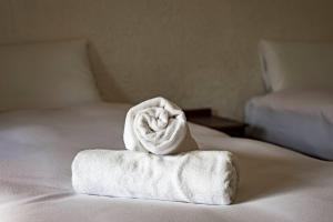 白马村Hakuba Matata Apartment的床上的白色毛巾
