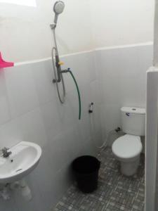 龙目岛库塔Sulis homestay的带淋浴、卫生间和盥洗盆的浴室
