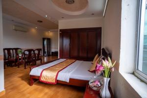 Vị ThanhKhách Sạn Bông Sen的一间卧室设有一张床和一间用餐室