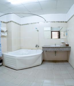 Vị ThanhKhách Sạn Bông Sen的白色的浴室设有浴缸和水槽。