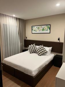 拉威海滩Seaside vacation的一间卧室配有一张带两个枕头的床