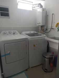 利马MWhite'sHome的厨房配有洗衣机和水槽