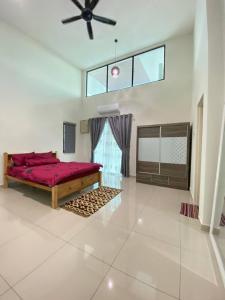 KaparTERATAK QASEH Meru的一间卧室设有红色的床和窗户。