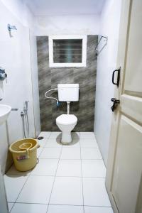 迈索尔HOTEL PRAKAASH RESIDENCY的一间带卫生间和窗户的小浴室