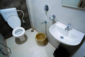 迈索尔HOTEL PRAKAASH RESIDENCY的浴室配有白色卫生间和盥洗盆。