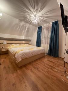 布雷亚扎Vila Roxy的一间卧室配有一张蓝色窗帘的床