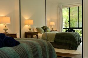 蒙特维尔Fletchers Ridge - Main House的一间卧室设有两张床和大镜子