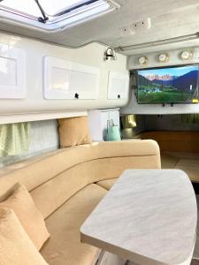 圣米格尔德阿沃纳Luxury Boat KARAMBA I的带沙发、桌子和电视的转角