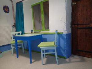 戴伊劳伦贝赛特住宿加早餐旅馆的一间配备有蓝色桌子和两把椅子的房间