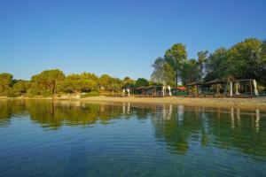 奥马斯帕纳吉亚斯Serenity Estate的享有湖泊和团体美景
