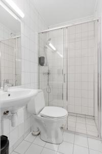 斯沃尔韦尔Marina Hotel Lofoten的带淋浴、卫生间和盥洗盆的浴室