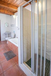 蒙塔古古卡鲁自助式旅馆的带淋浴、浴缸和卫生间的浴室