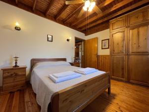 Kapilio Cottage House的一间卧室配有一张床,上面有两条毛巾