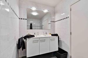伊普尔Interbellum的白色的浴室设有水槽和镜子