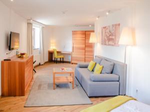 马耳他马耳他伯格酒店的客厅配有蓝色的沙发和桌子