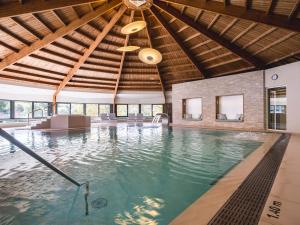 海尔伦海尔伦凡德瓦克酒店的一个带木梁天花板的室内游泳池