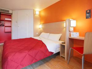 拉沙佩勒圣梅曼西奥尔良 - 圣梅曼礼拜堂普瑞米尔经典酒店的酒店客房配有红色的床和书桌