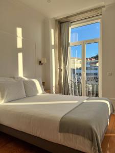 波尔图Oportoflag center的一间卧室设有一张大床和一个大窗户